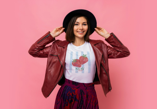 Biała koszulka damska Stay Fresh z truskawkami.