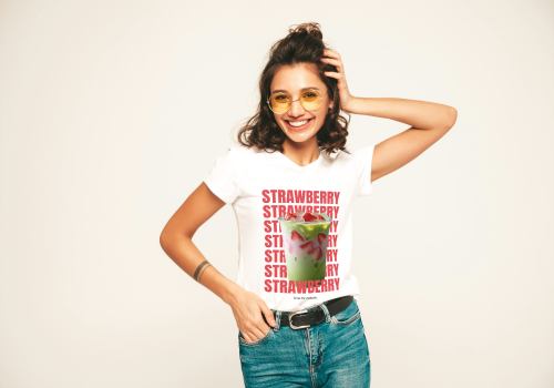 Koszulka damska Strawberry Matcha z napojem i truskawkami.
