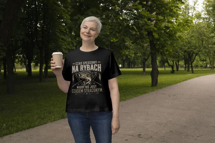 Koszulka damska dla wędkarki z napisem Czas spędzony na rybach.