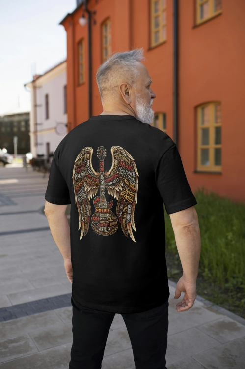 Koszulka z gitarą i skrzydłami utworzonymi z nazw legendarnych zespołów rockowych.