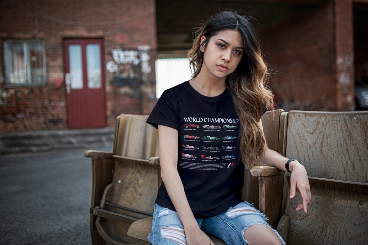 Czarna koszulka damska World Championship z historią bolidów wyścigowych F1