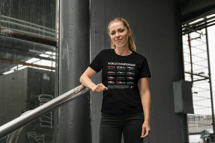 Czarna koszulka damska World Championship z historią bolidów wyścigowych F1