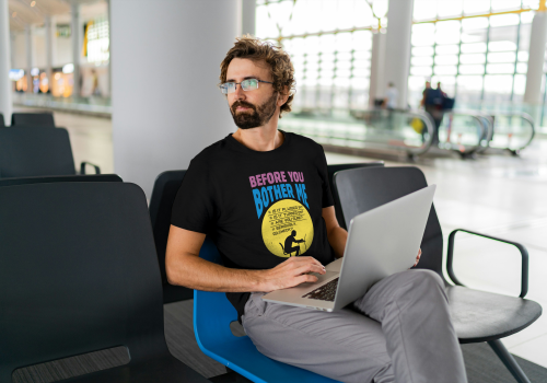 Czarna koszulka męska IT Before You Bother Me dla informatyka i helpdesku