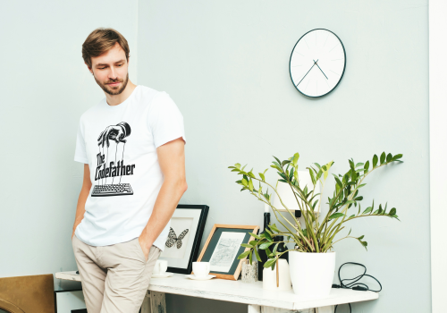 Biała koszulka męska The Codefather dla programisty z klawiaturą
