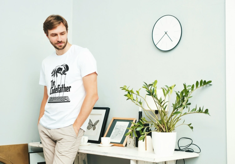 Biała koszulka męska The Codefather dla programisty z klawiaturą