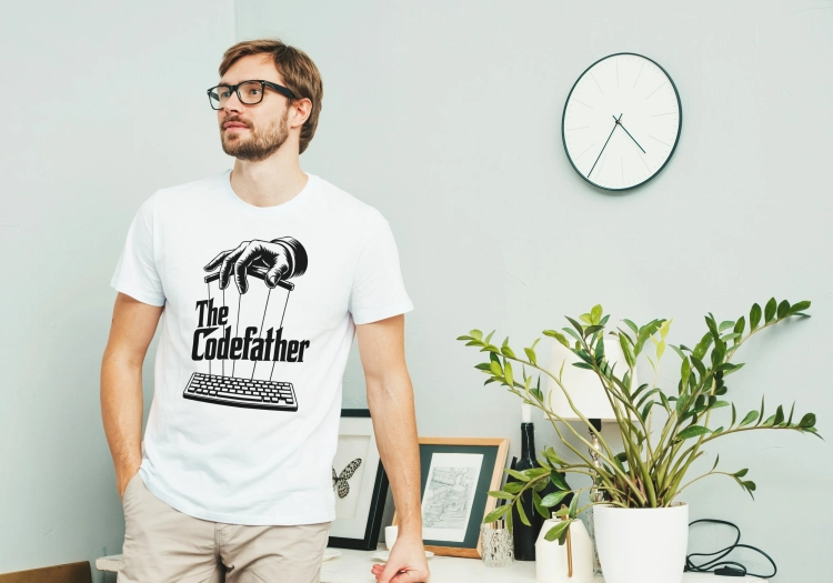 Biała koszulka męska The Codefather dla programisty z klawiaturą
