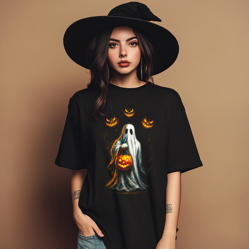 Koszulka na Halloween z duchem trzymającym dynię i mrocznymi dyniami w tle