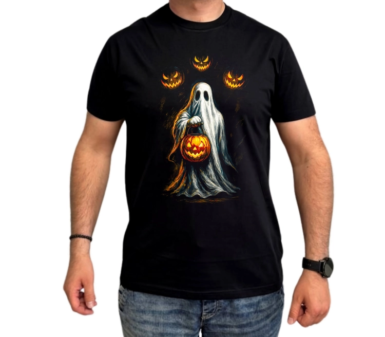 Koszulka na Halloween z duchem trzymającym dynię i mrocznymi dyniami w tle