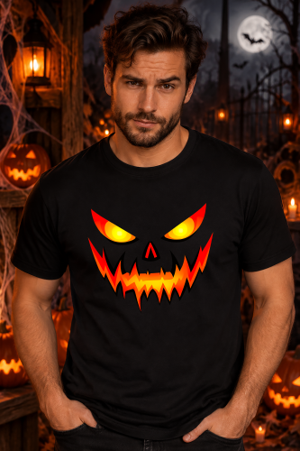 Koszulka na Halloween z przerażającą twarzą dyni, świecącymi oczami i ostrymi zębami w ognistych kolorach