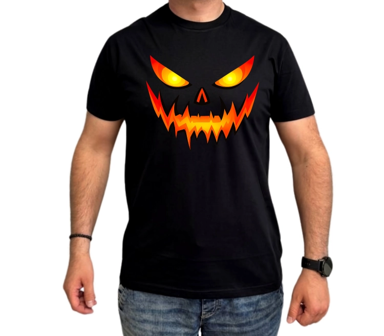 Koszulka na Halloween z przerażającą twarzą dyni, świecącymi oczami i ostrymi zębami w ognistych kolorach