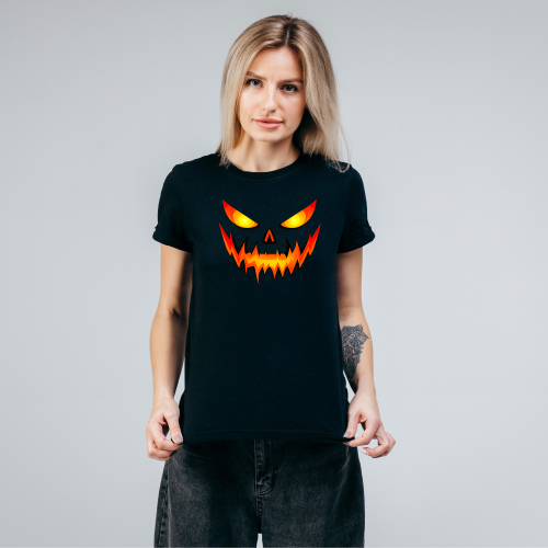 Koszulka na Halloween z przerażającą twarzą dyni, świecącymi oczami i ostrymi zębami w ognistych kolorach