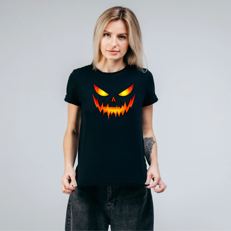 Koszulka na Halloween z przerażającą twarzą dyni, świecącymi oczami i ostrymi zębami w ognistych kolorach