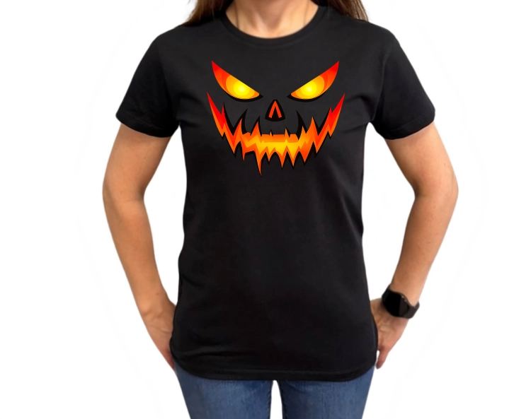 Koszulka na Halloween z przerażającą twarzą dyni, świecącymi oczami i ostrymi zębami w ognistych kolorach