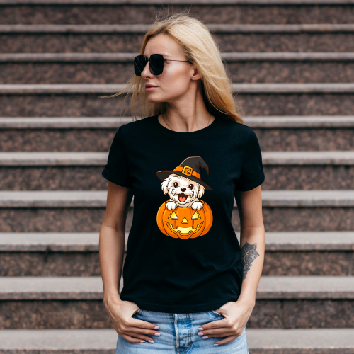 Grafika na Halloween z uroczym białym pieskiem w kapeluszu czarownicy wyglądającym z pomarańczowej dyni