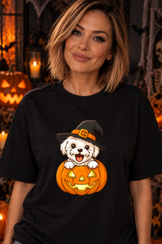 Grafika na Halloween z uroczym białym pieskiem w kapeluszu czarownicy wyglądającym z pomarańczowej dyni