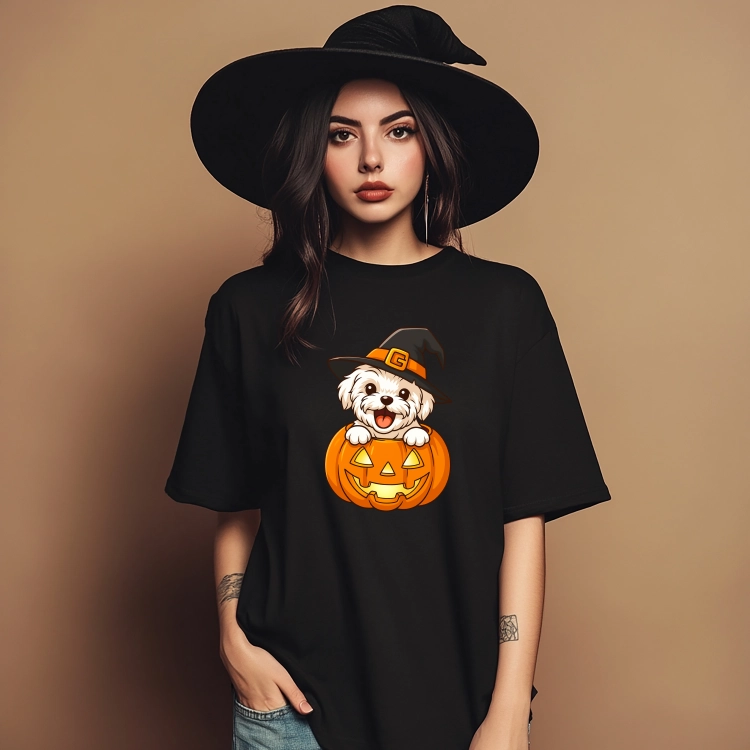 Grafika na Halloween z uroczym białym pieskiem w kapeluszu czarownicy wyglądającym z pomarańczowej dyni