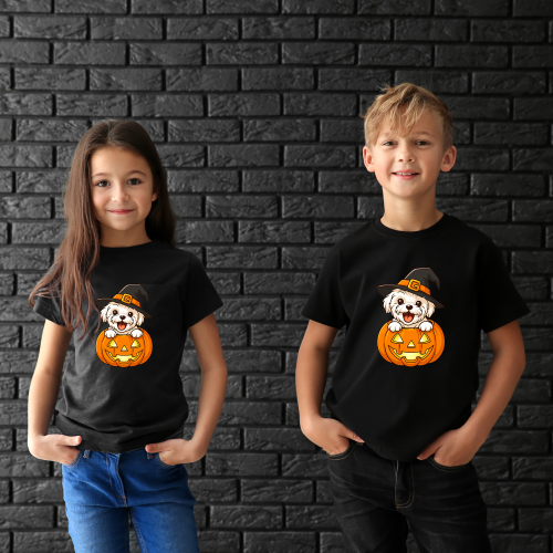 Koszulka dziecięca na Halloween z uroczym białym pieskiem w kapeluszu czarownicy wyglądającym z pomarańczowej dyni
