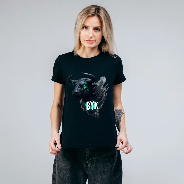 Koszulka damska Byk znak zodiaku Dark Fantasy czarna z kamiennym bykiem zielonymi oczami i dymem