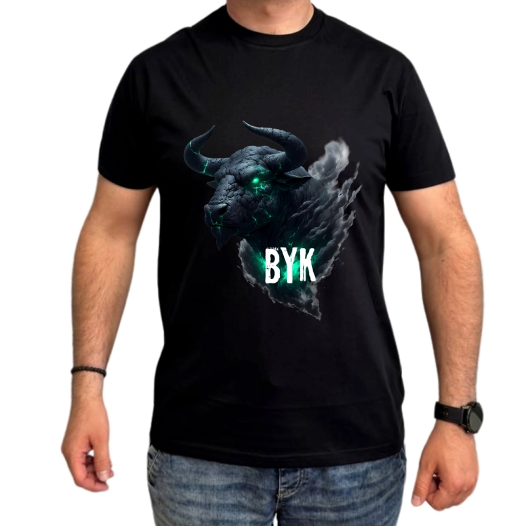 Koszulka męska Byk znak zodiaku Dark Fantasy czarna z potężnym bykiem kamienną skórą i zielonymi oczami