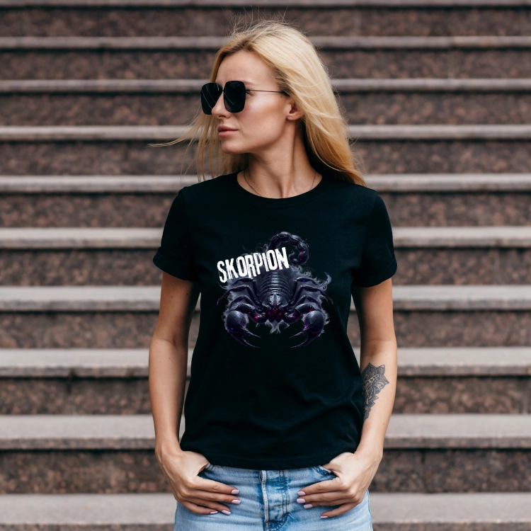 Koszulka damska Skorpion znak zodiaku Dark Fantasy czarna z pancernym skorpionem fioletowymi akcentami i dymem