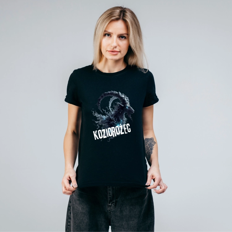 Koszulka damska Koziorożec znak zodiaku Dark Fantasy mroczny koziorożec z wielkimi rogami i błękitnymi oczami na czarnej koszulce