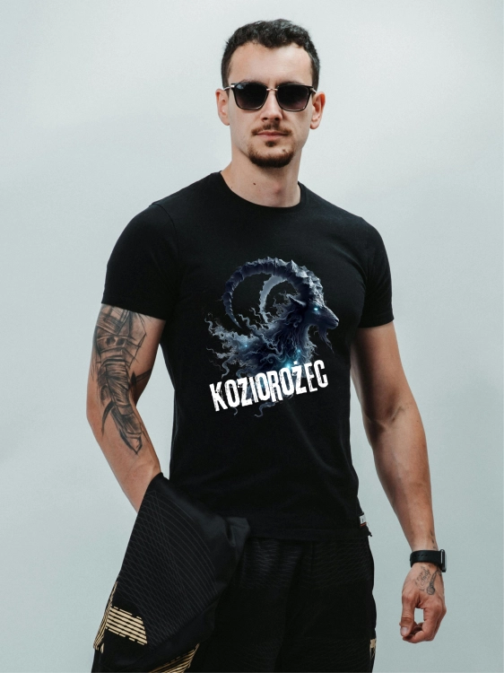 Koszulka męska Koziorożec znak zodiaku Dark Fantasy mroczny rogaty koziorożec z niebieskim świecącym okiem i białym napisem