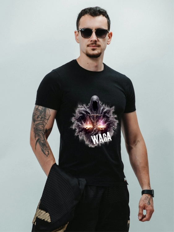 Koszulka męska Waga znak zodiaku Dark Fantasy mroczna zakapturzona postać trzymająca świecącą wagę na czarnej koszulce
