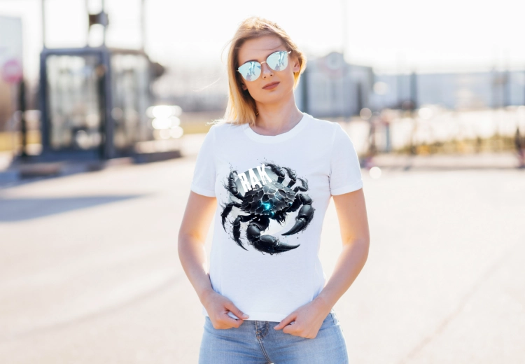 Koszulka damska Rak znak zodiaku Dark Fantasy mroczny krab z błękitną energią i księżycem na czarnym tle