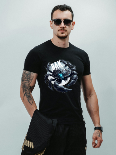Koszulka męska Rak znak zodiaku Dark Fantasy potężny opancerzony krab z błękitnymi rozbłyskami na czarnej koszulce