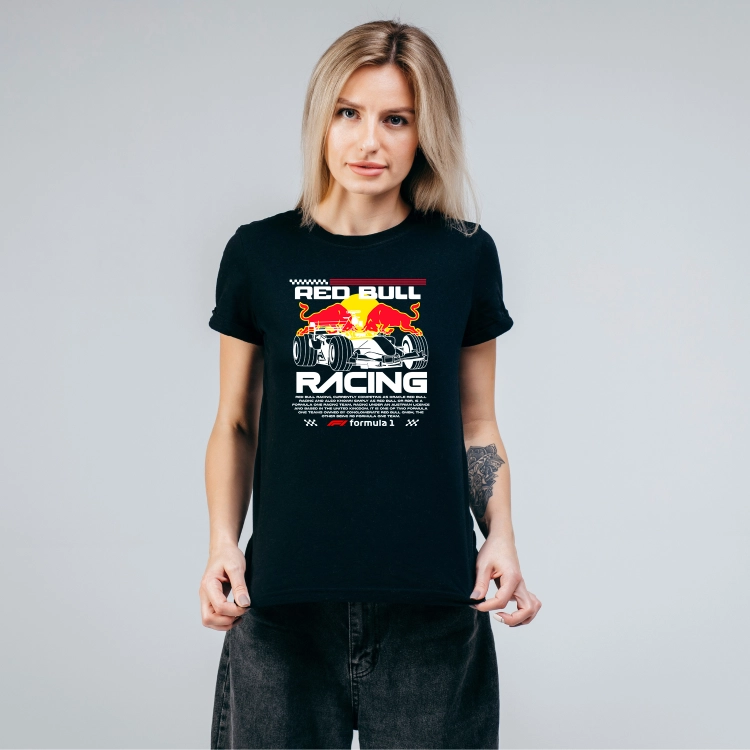 Czarna koszulka damska Red Bull Racing F1 z grafiką bolidu Formuły 1, czerwonymi bykami oraz białym napisem Racing