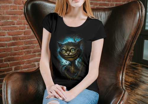 Czarna koszulka damska z Kotem z Cheshire w stylu dark fantasy, złotymi oczami i turkusową poświatą