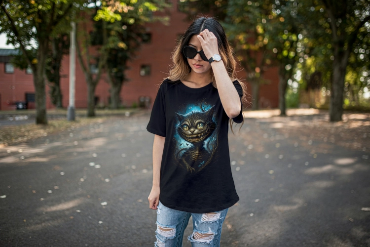 Czarna koszulka damska z Kotem z Cheshire w stylu dark fantasy, złotymi oczami i turkusową poświatą