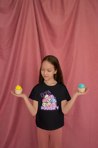 Czarna koszulka dziecięca Ekipa Squishy z siedmioma pastelowymi stworkami kawaii i fioletowym napisem SQUISH'Y