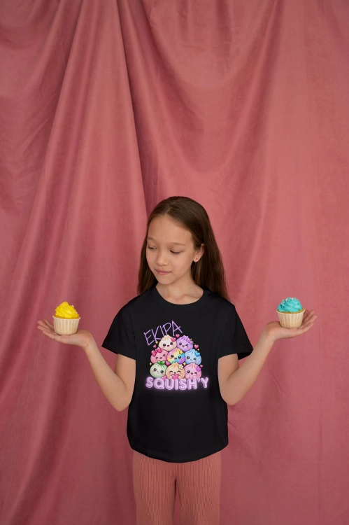 Czarna koszulka dziecięca Ekipa Squishy z siedmioma pastelowymi stworkami kawaii i fioletowym napisem SQUISH'Y